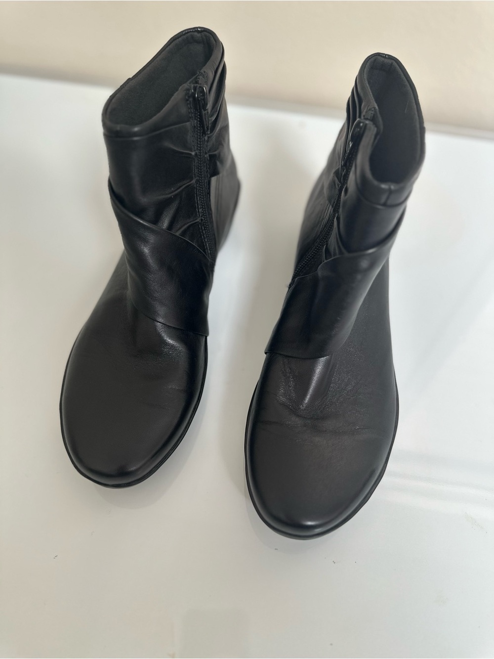 Clarks Collection Women’s Black Leather Ankle Boots Size 8 Cushion Soft Ruched